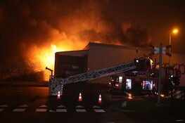 Zeer grote brand in opslagloods voor papier in Amsterdam