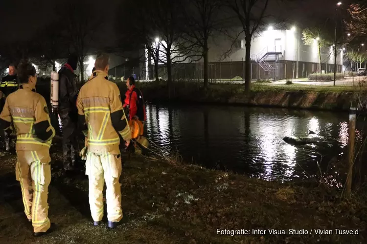 Auto te water gereden in Amsterdam-Zuidoost