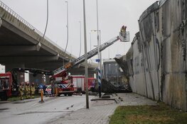 Gevel opslagloods stort in na brand tijdens jaarwisseling