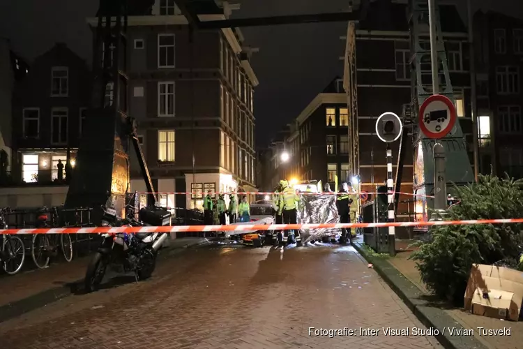 Zwaargewonde man aangetroffen op brug in het centrum van Amsterdam