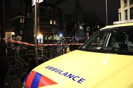 Zwaargewonde man aangetroffen op brug in het centrum van Amsterdam