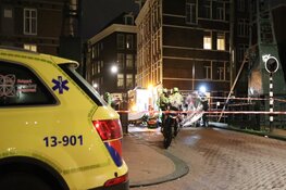 Zwaargewonde man aangetroffen op brug in het centrum van Amsterdam