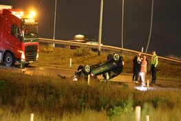 Auto over de kop op afrit A5 bij Amsterdam