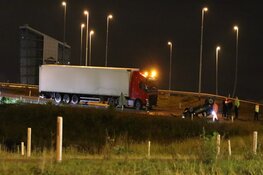 Auto over de kop op afrit A5 bij Amsterdam