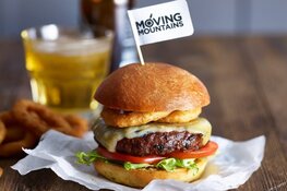 Eerste’bloedende’ vegan burger en saucijs in de supermarkt; Moving Mountains®