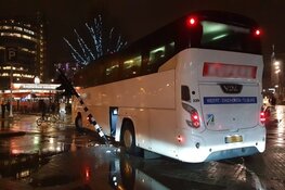 Touringcar rijdt verkeerslicht uit de grond bij Centraal Station in Amsterdam