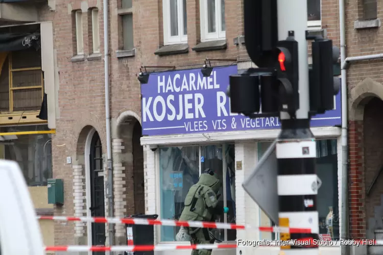 EOD bezig bij het verdachte pakketje aan de Amstelveenseweg