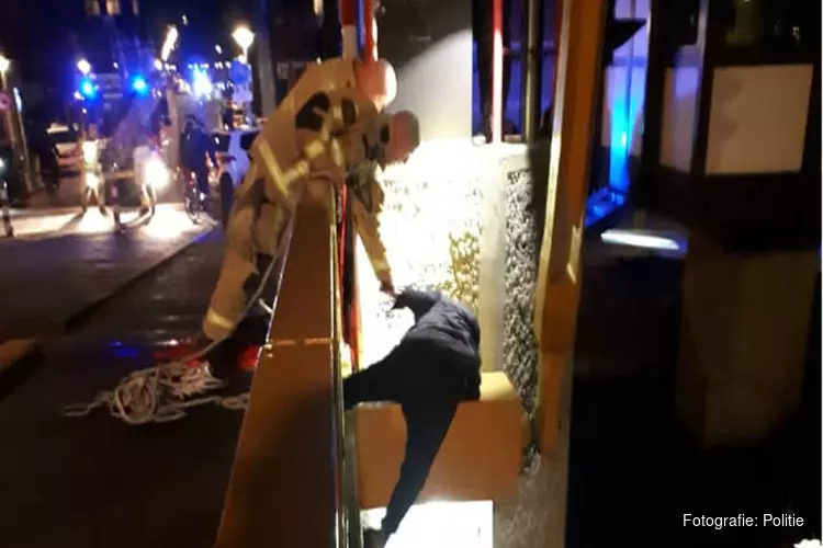 Omstander klimt op brugpilaar en redt drenkeling met touw
