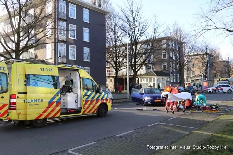Motorrijder met spoed naar ziekenhuis na botsing in Amsterdam