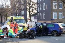 Motorrijder met spoed naar ziekenhuis na botsing in Amsterdam