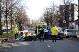Motorrijder met spoed naar ziekenhuis na botsing in Amsterdam