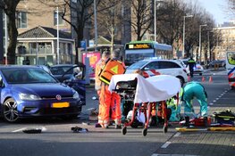 Motorrijder met spoed naar ziekenhuis na botsing in Amsterdam