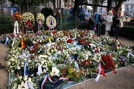 Burgemeester Halsema bij indrukwekkende Holocaustherdenking: "Geen naam mag ooit nog worden weggevaagd"