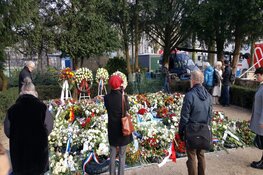 Burgemeester Halsema bij indrukwekkende Holocaustherdenking: "Geen naam mag ooit nog worden weggevaagd"