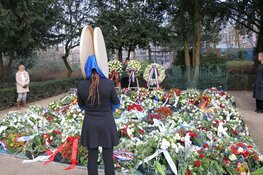 Burgemeester Halsema bij indrukwekkende Holocaustherdenking: "Geen naam mag ooit nog worden weggevaagd"