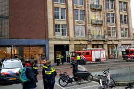 Hulpdiensten uitgerukt voor brandmelding Bijenkorf Amsterdam