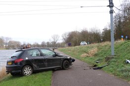 Automobilist vliegt uit de bocht en probeert de vluchten