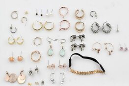 Wie herkent deze sieraden?