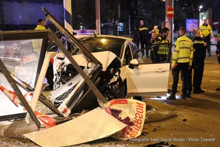 Auto botst op reclamezuil na aanrijding in Amsterdam-Zuid