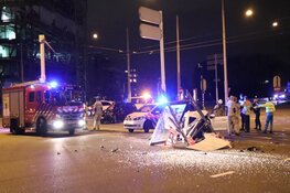 Auto botst op reclamezuil na aanrijding in Amsterdam-Zuid