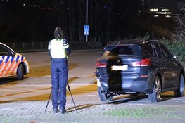 Auto botst op reclamezuil na aanrijding in Amsterdam-Zuid