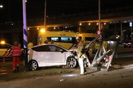 Auto botst op reclamezuil na aanrijding in Amsterdam-Zuid