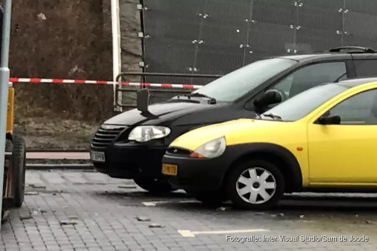Plaat waait van dak hotel nabij RAI