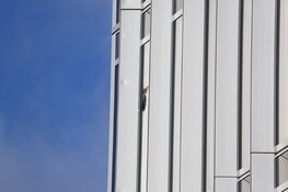 Plaat waait van dak hotel nabij RAI