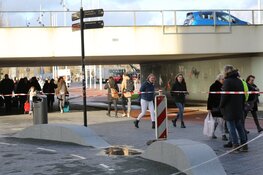 Plaat waait van dak hotel nabij RAI