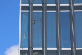 Plaat waait van dak hotel nabij RAI