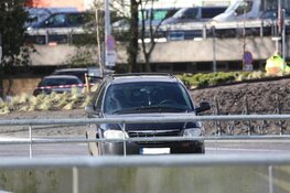 Plaat waait van dak hotel nabij RAI