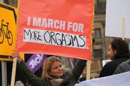 Duizenden deelnemers aan Women&#39;s March door centrum Amsterdam