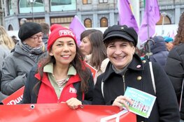 Duizenden deelnemers aan Women&#39;s March door centrum Amsterdam