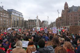 Duizenden deelnemers aan Women&#39;s March door centrum Amsterdam