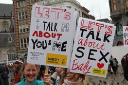 Duizenden deelnemers aan Women&#39;s March door centrum Amsterdam