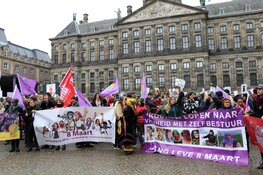 Duizenden deelnemers aan Women&#39;s March door centrum Amsterdam