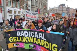 Duizenden deelnemers aan Women&#39;s March door centrum Amsterdam