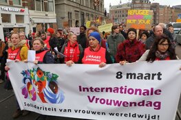 Duizenden deelnemers aan Women&#39;s March door centrum Amsterdam