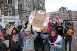 Duizenden deelnemers aan Women&#39;s March door centrum Amsterdam