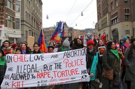 Duizenden deelnemers aan Women&#39;s March door centrum Amsterdam