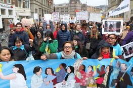 Duizenden deelnemers aan Women&#39;s March door centrum Amsterdam