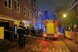 Brand in houtopslag onder appartementen Amsterdam-West, zeven bewoners uit pand gehaald