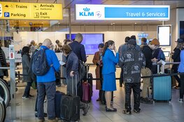 Drukte bij KLM balie na reisverbod naar VS vanwege Corona