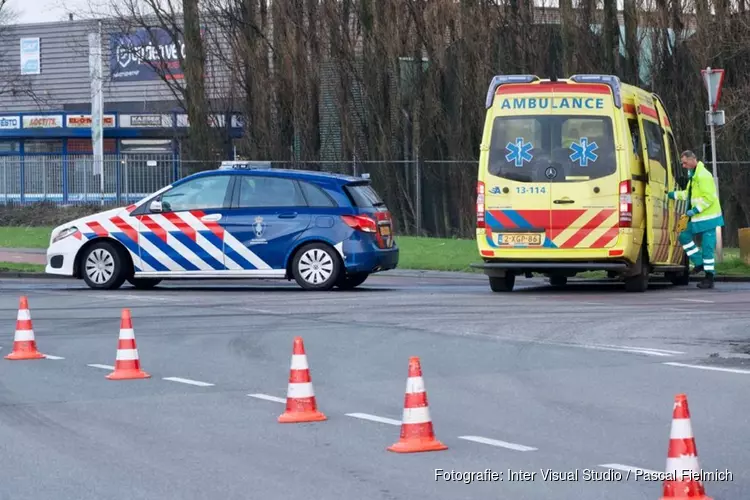 Voertuig Koninklijke Marine botst op fietser; slachtoffer naar ziekenhuis