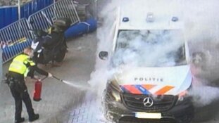 Politiebus door brand zwaar beschadigd