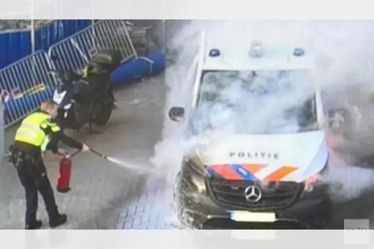 Politiebus door brand zwaar beschadigd