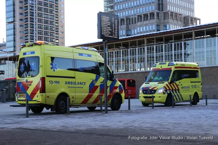 Steekincident bij Amsterdam-Amstel, persoon met spoed naar ziekenhuis