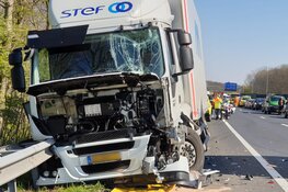 A8 afgesloten vanwege ravage na ongeval