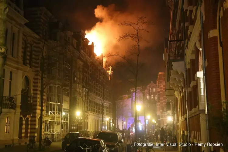 Grote brand in Vondelparkbuurt Amsterdam, brandweer massaal uitgerukt