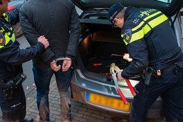 Verdachte aangehouden na aantreffen vuurwapen en politiekleding